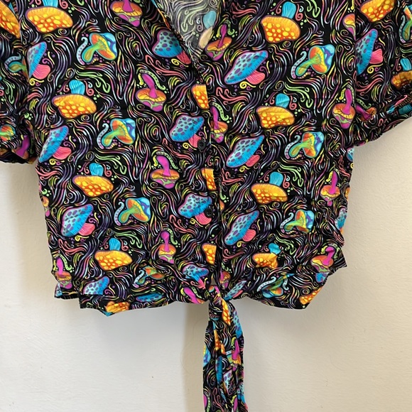 SPENCER'S  TRIPPY MUSHROOMS MULTICOLOR BLOUSE / TIE BOTTOM SIZE MEDIUM - Picture 11 of 12